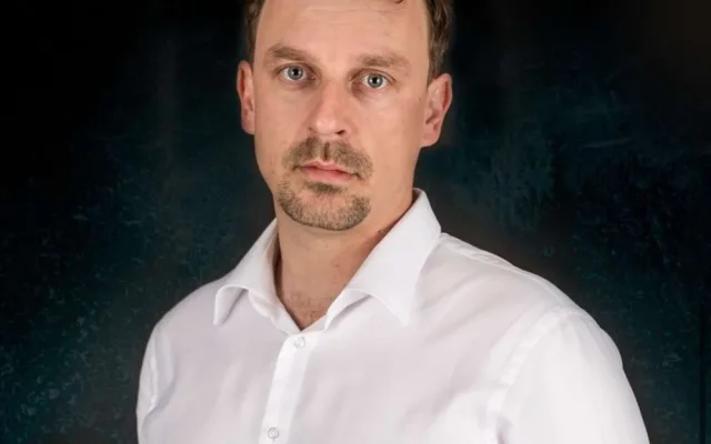 Policisté pořádají sbírku pro kolegu. Po skoku do bazénu bojuje o život