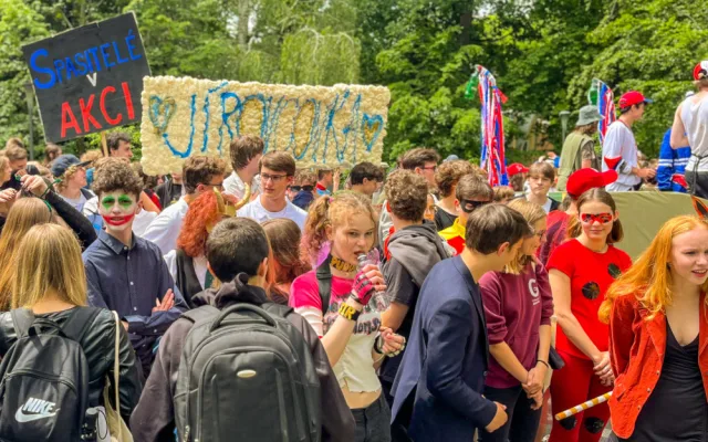 FOTO: Hudba, veselí a zábavné kostýmů, Budějovicemi prošel tradiční průvod studentů