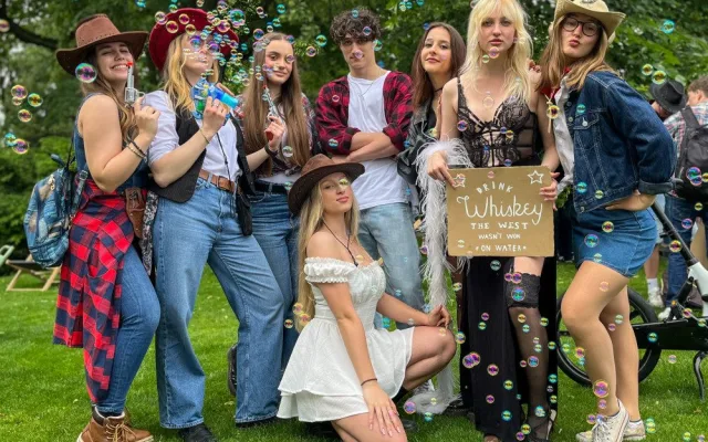 FOTO: Hudba, veselí a zábavné kostýmů, Budějovicemi prošel tradiční průvod studentů