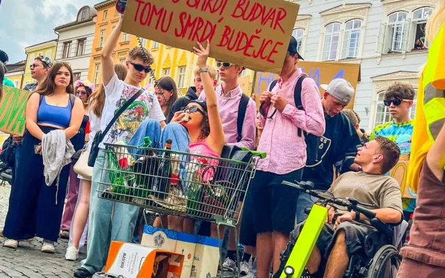 FOTO: Hudba, veselí a zábavné kostýmů, Budějovicemi prošel tradiční průvod studentů