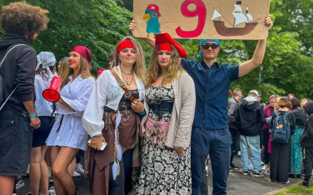 FOTO: Hudba, veselí a zábavné kostýmů, Budějovicemi prošel tradiční průvod studentů