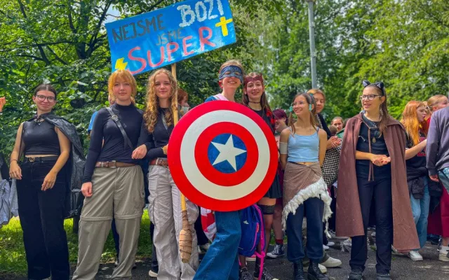 FOTO: Hudba, veselí a zábavné kostýmů, Budějovicemi prošel tradiční průvod studentů