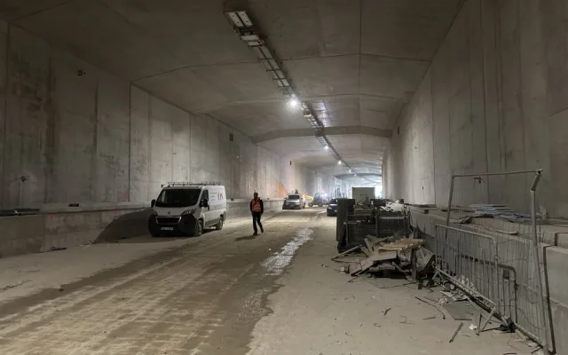 Začíná nejsložitější část stavby tunelu Pohůrka. Auta v něm projedou v prosinci
