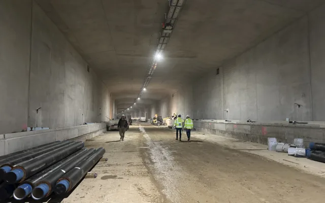 Začíná nejsložitější část stavby tunelu Pohůrka. Auta v něm projedou v prosinci