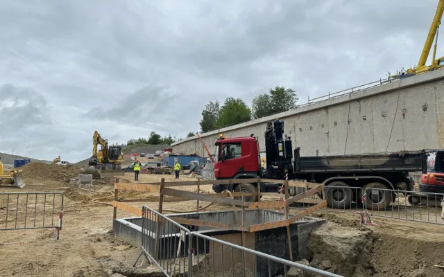 Začíná nejsložitější část stavby tunelu Pohůrka. Auta v něm projedou v prosinci
