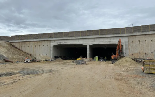Začíná nejsložitější část stavby tunelu Pohůrka. Auta v něm projedou v prosinci