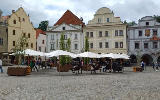 Slunečníky, lavičky a veřejná zeleň, v Českém Krumlově vyslyšeli stížnosti na rozpálené náměstí