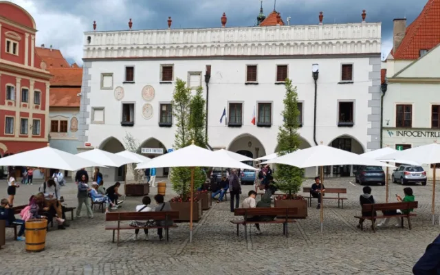 Slunečníky, lavičky a veřejná zeleň, v Českém Krumlově vyslyšeli stížnosti na rozpálené náměstí
