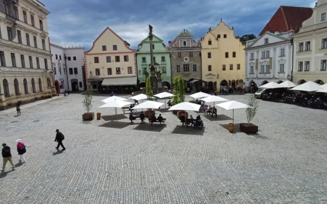 Slunečníky, lavičky a veřejná zeleň, v Českém Krumlově vyslyšeli stížnosti na rozpálené náměstí