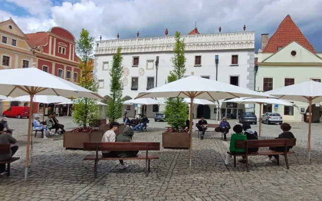 Slunečníky, lavičky a veřejná zeleň, v Českém Krumlově vyslyšeli stížnosti na rozpálené náměstí