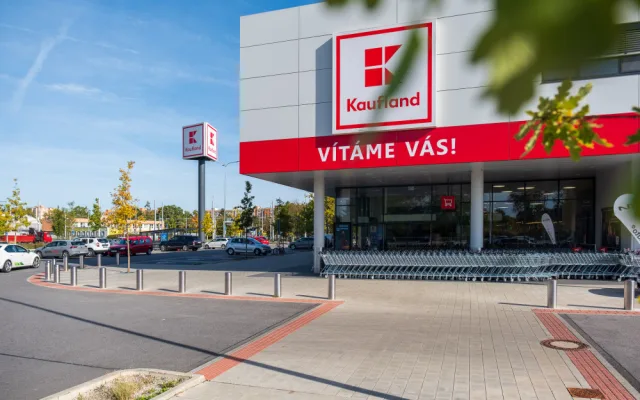V okolí je i řada obchodů a dalších služeb.