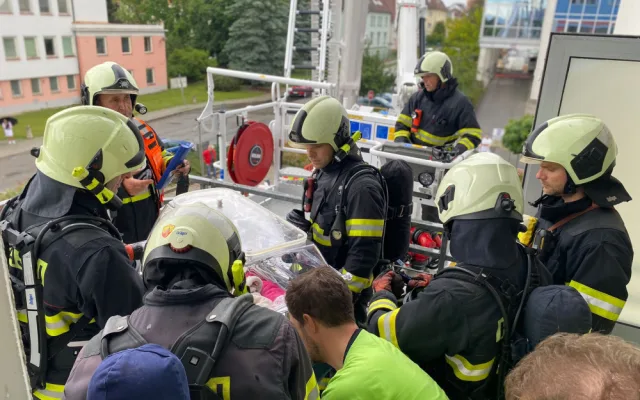 Taktické cvičení v nemocnici. Hasiči evakuovali inkubátor s „miminkem“