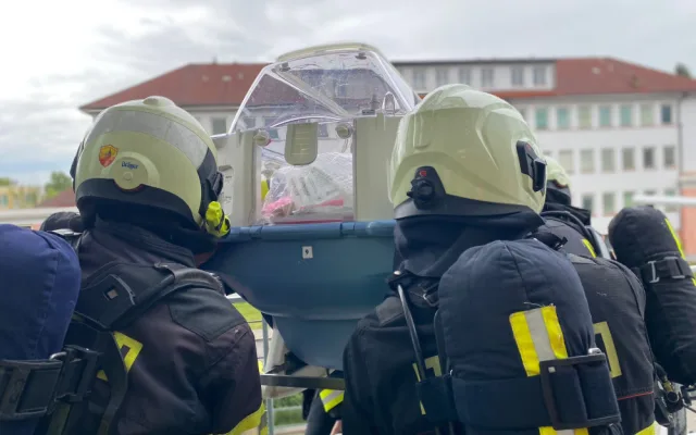 Taktické cvičení v nemocnici. Hasiči evakuovali inkubátor s „miminkem“