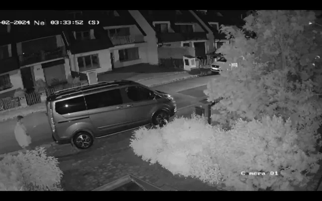 Po nocích se toulá městem a ničí cizí auta, policisté pátrají po vandalovi z Českých Budějovic