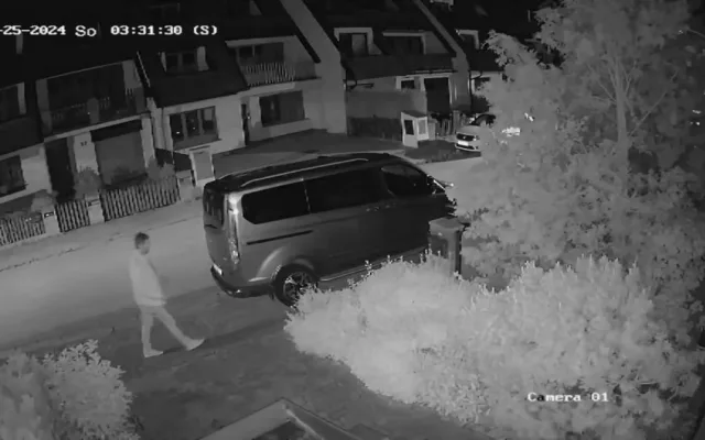 Po nocích se toulá městem a ničí cizí auta, policisté pátrají po vandalovi z Českých Budějovic