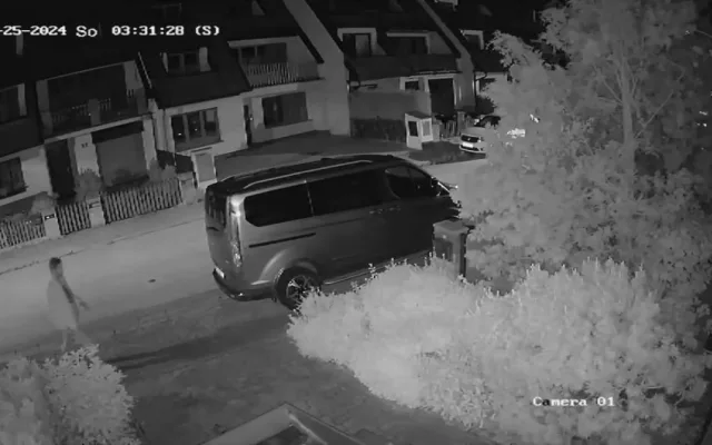 Po nocích se toulá městem a ničí cizí auta, policisté pátrají po vandalovi z Českých Budějovic