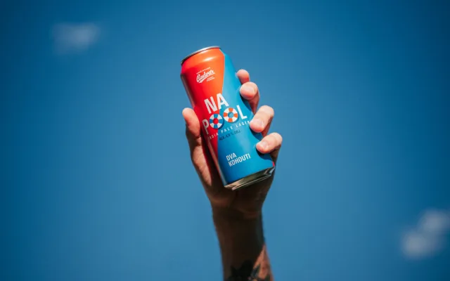 Dva pivovary, jedno pivo. Budějovický budvar představil letní limitku Na Pool uvařenou s minipivovarem dva kohouti