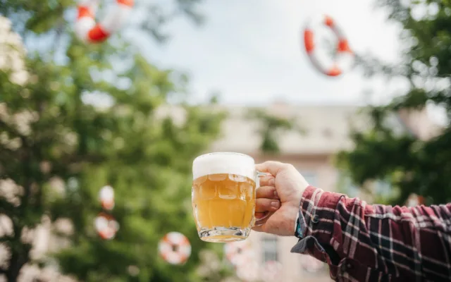 Dva pivovary, jedno pivo. Budějovický budvar představil letní limitku Na Pool uvařenou s minipivovarem dva kohouti