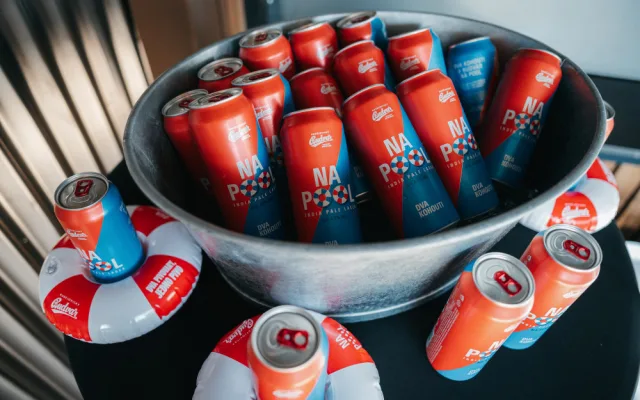 Dva pivovary, jedno pivo. Budějovický budvar představil letní limitku Na Pool uvařenou s minipivovarem dva kohouti