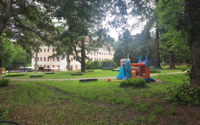 Týraná zvířata i dráha pro čtyřkolky. Kulturní památku mění bez povolení na zábavní park, úřady jsou bezmocné