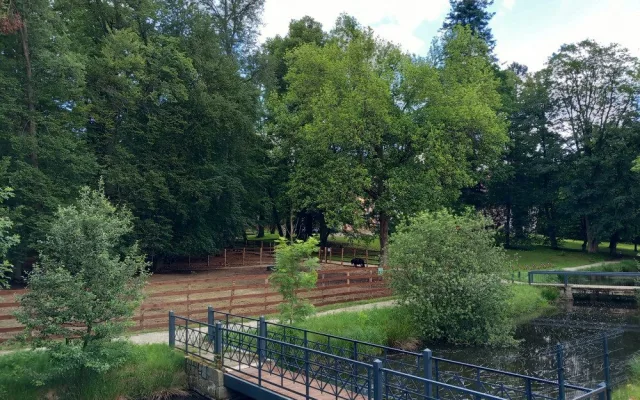 Týraná zvířata i dráha pro čtyřkolky. Kulturní památku mění bez povolení na zábavní park, úřady jsou bezmocné