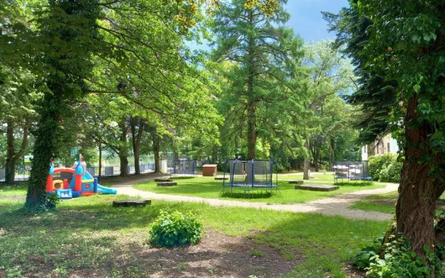 Týraná zvířata i dráha pro čtyřkolky. Kulturní památku mění bez povolení na zábavní park, úřady jsou bezmocné