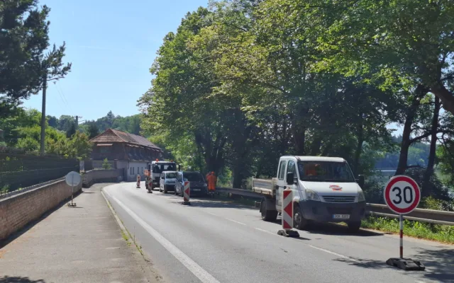 Ve Lnářích je na dvou úsecích I/20 kousek od sebe kyvadlový provoz