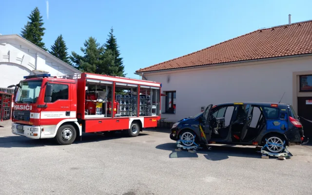 Den otevřených dveří na požárních stanicích nabídl ukázky těžké techniky i hasičských zásahů