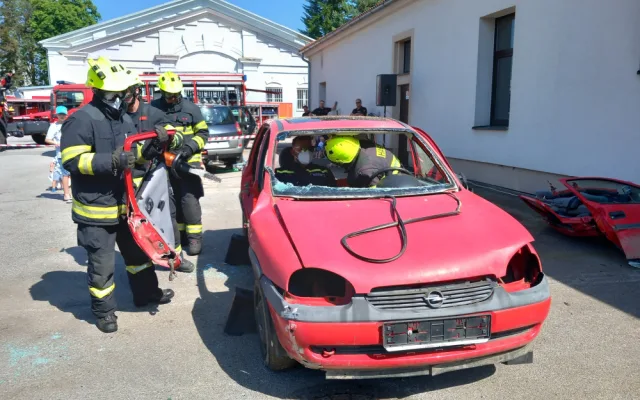 Den otevřených dveří na požárních stanicích nabídl ukázky těžké techniky i hasičských zásahů