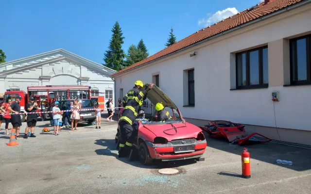 Den otevřených dveří na požárních stanicích nabídl ukázky těžké techniky i hasičských zásahů