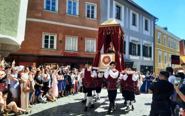 Českým Krumlovem prošel historický průvod, kráčelo v něm téměř 650 kostýmů