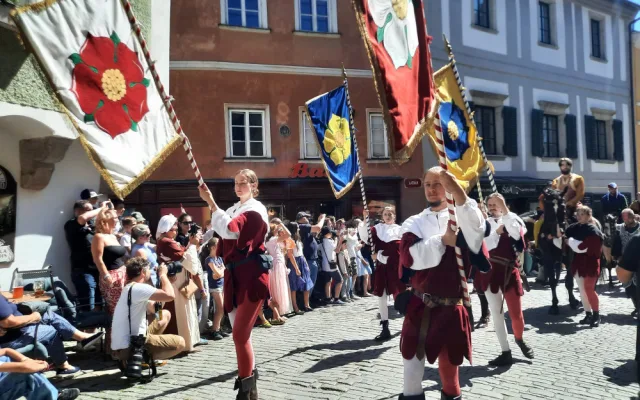 Českým Krumlovem prošel historický průvod, kráčelo v něm téměř 650 kostýmů