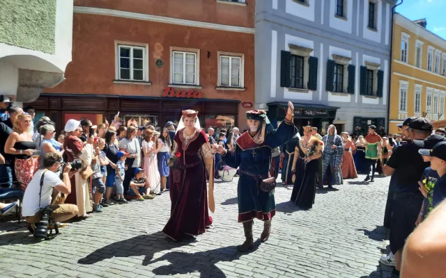 Českým Krumlovem prošel historický průvod, kráčelo v něm téměř 650 kostýmů