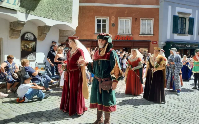 Českým Krumlovem prošel historický průvod, kráčelo v něm téměř 650 kostýmů