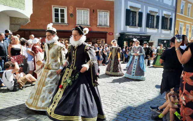 Českým Krumlovem prošel historický průvod, kráčelo v něm téměř 650 kostýmů