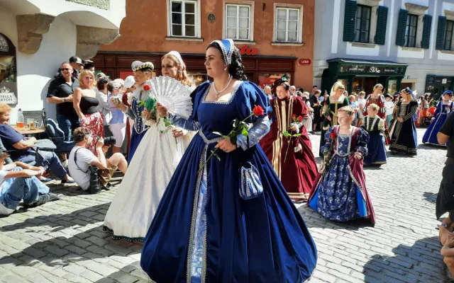 Českým Krumlovem prošel historický průvod, kráčelo v něm téměř 650 kostýmů