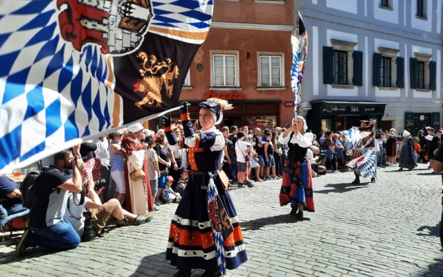 Českým Krumlovem prošel historický průvod, kráčelo v něm téměř 650 kostýmů