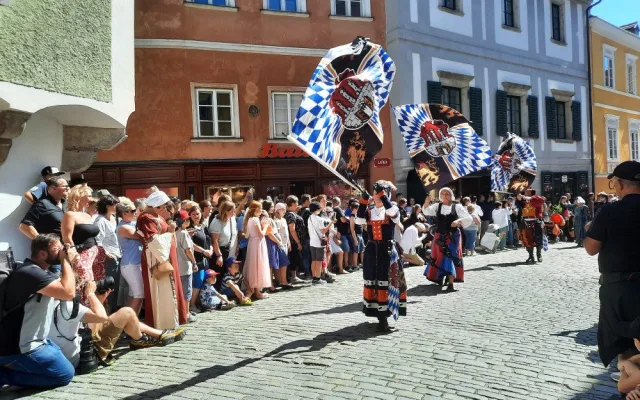 Českým Krumlovem prošel historický průvod, kráčelo v něm téměř 650 kostýmů