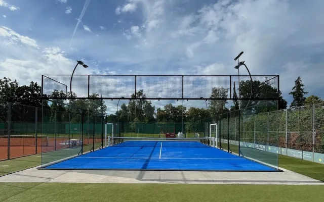 Nové sportoviště padel: Sport 21. století přichází do Českých Budějovic