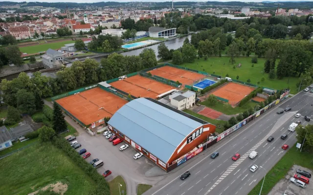 Nové sportoviště padel: Sport 21. století přichází do Českých Budějovic