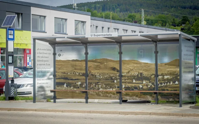 Fotografie na skleněných stěnách autobusových zastávek poučí o historie a ochrání ptáky před nárazem