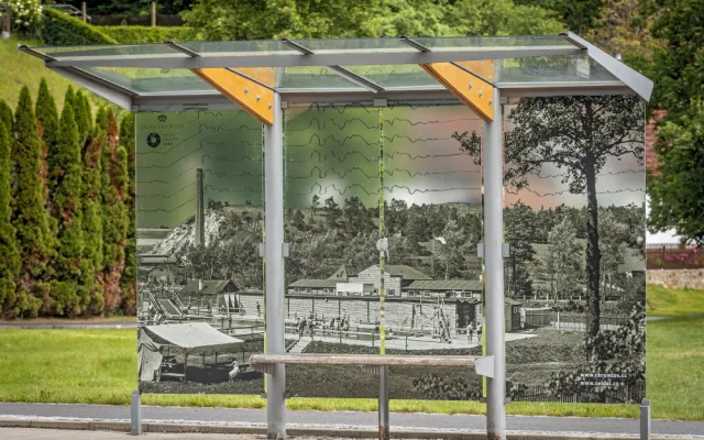 Fotografie na skleněných stěnách autobusových zastávek poučí o historie a ochrání ptáky před nárazem