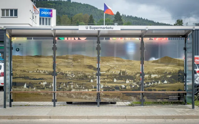 Fotografie na skleněných stěnách autobusových zastávek poučí o historie a ochrání ptáky před nárazem