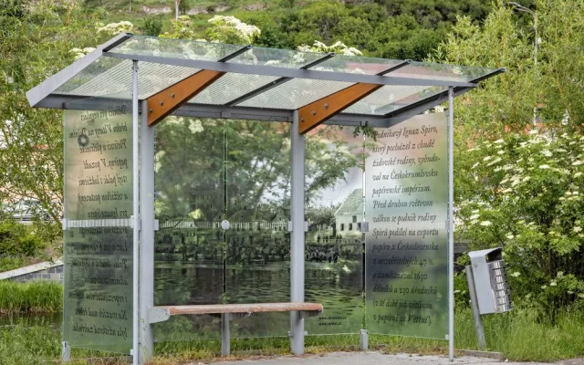 Fotografie na skleněných stěnách autobusových zastávek poučí o historie a ochrání ptáky před nárazem