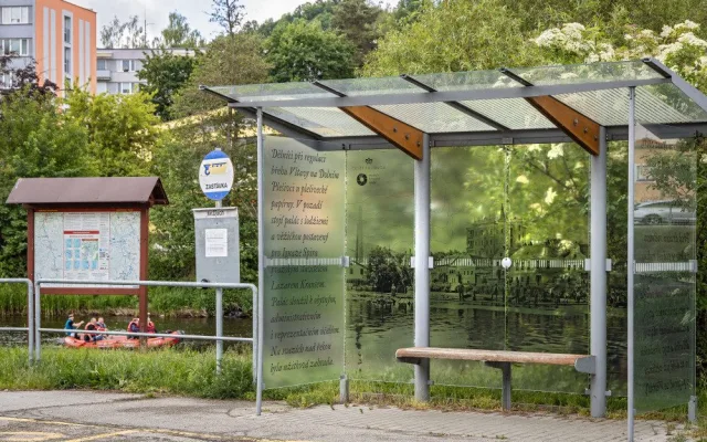 Fotografie na skleněných stěnách autobusových zastávek poučí o historie a ochrání ptáky před nárazem