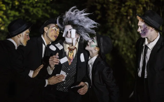 Zámeckou zahradu v Českém Krumlově a budovu bývalé pošty v Českých Budějovicích spojuje jedinečný festival