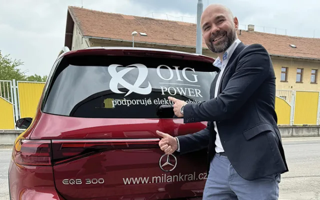 První vůz z firmy Milan Král, který Petr Maroš testoval. EQB 300 4M, výkon 168kWh, kapacita 66,4kWh, rychlost nabíjení AC až 11kWh DC až 100kWh.