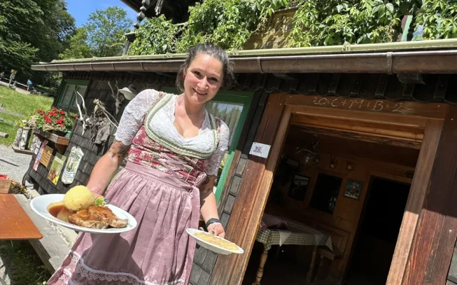 Nejslavnější výletní restaurace Šumavy a Bavorského lesa má dlouhou rodinnou tradici. Vlastní ji a provozuje německo-český manželský pár