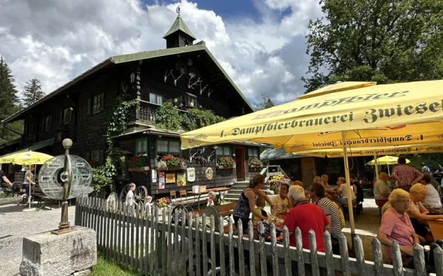Nejslavnější výletní restaurace Šumavy a Bavorského lesa má dlouhou rodinnou tradici. Vlastní ji a provozuje německo-český manželský pár