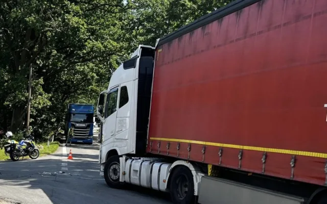Silnici u Veselí nad Lužnicí zablokovala vážná nehoda, při které se střetl motorkář s nákladním automobilem